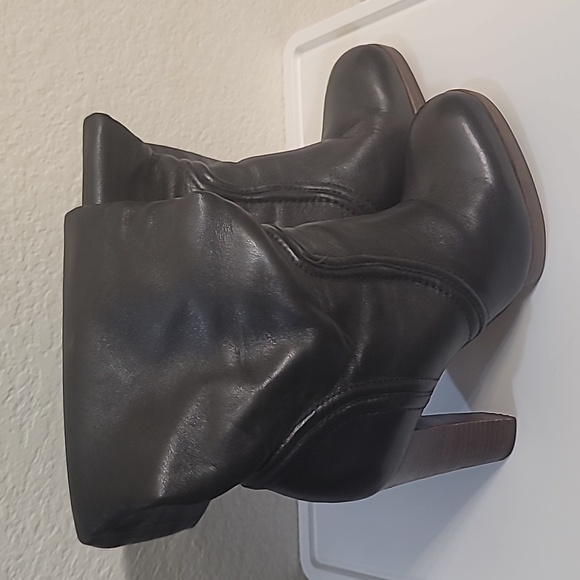 Rare! Michael KORS tall black leatherpull-on (wood block heal) boots. - Picture 7 of 7